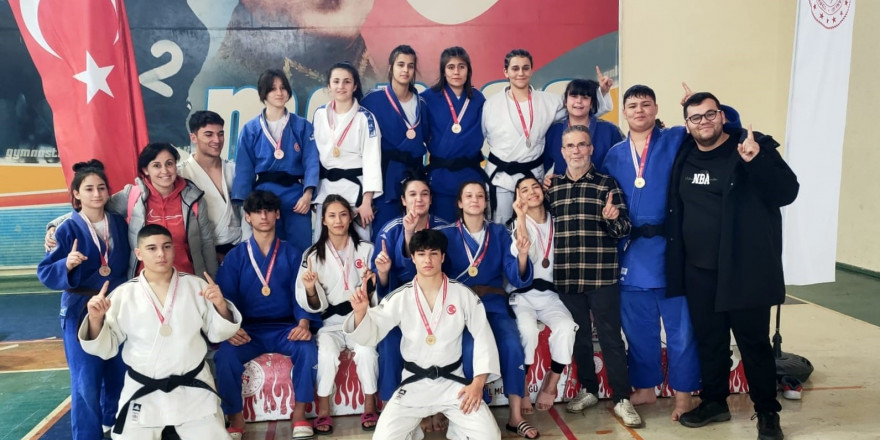 Yunusemreli genç judocular Kocaeli biletini 19 madalya ile aldı