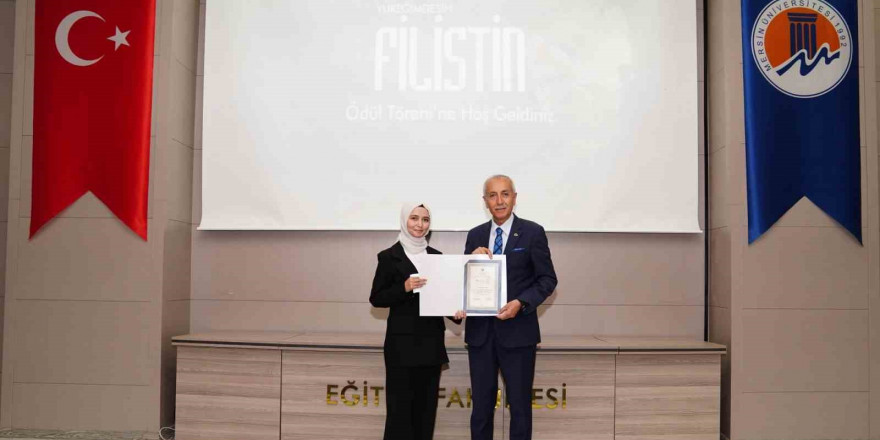 'Yüreğimdesin Filistin' konulu deneme yarışmasında dereceye girenlere ödülleri verildi
