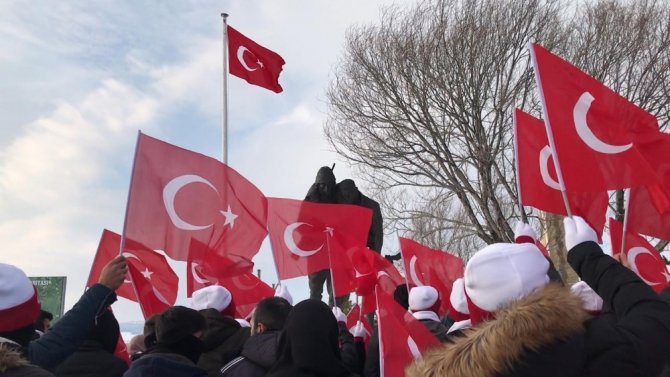 Kafkas Üniversitesi öğrencilerinden 90 bin şehit için saygı nöbeti