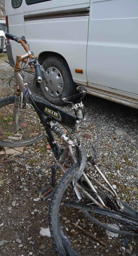 Minibüsün çarptığı bisikletli öldü