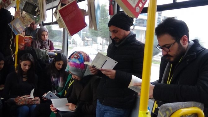 ‘Okumayı’ otobüste kitap okuyarak teşvik ettiler