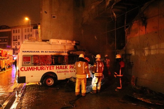 Çekmeköy’de CHP seçim aracı yandı