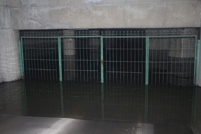 İzmir Şehirlerarası Otobüs Terminali sular altında kaldı, elektrikler kesildi