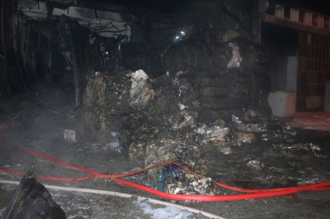 İzmir’de geri dönüşüm deposunda yangın