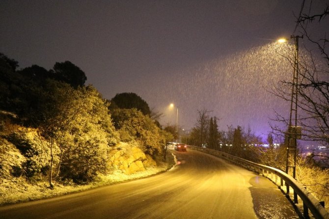 İstanbul’da kar yağışı etkili olmaya devam ediyor