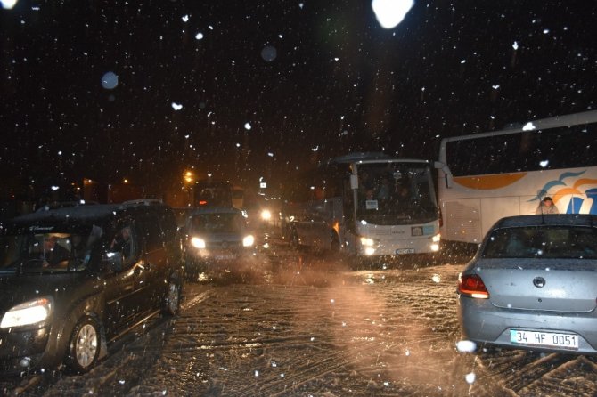 Tosya D-100 karayolu yoğun kar yağışı nedeniyle trafiğe kapatıldı