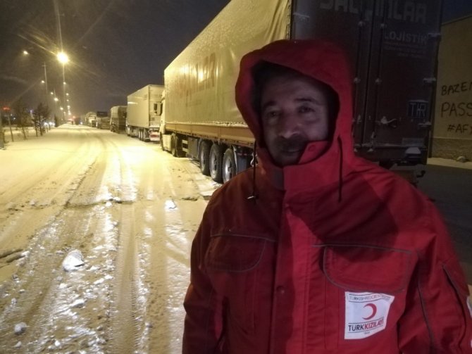 Türk Kızılayı yolda kalan tır şoförlerine kumanya dağıttı