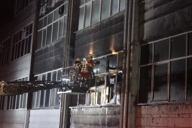Bayrampaşa’da plastik hammadde üreten iş yerinde korkutan yangın