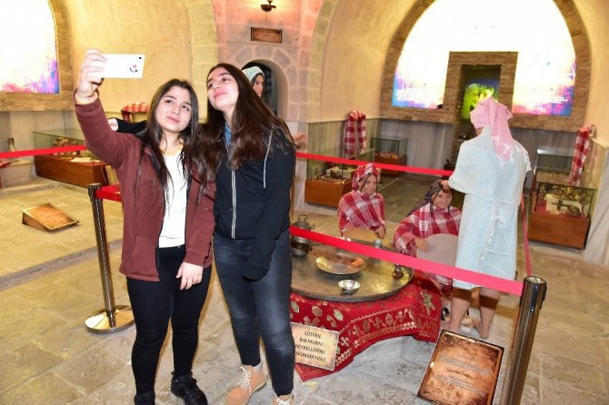 Müzede selfie gününe gençlerden yoğun ilgi