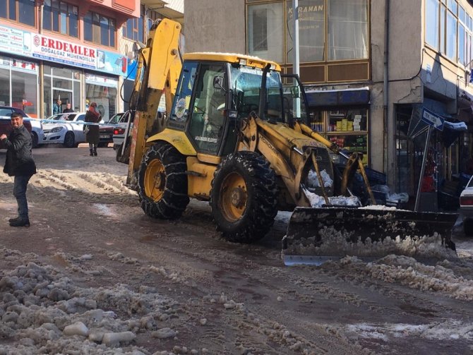 Akdağmadeni Belediyesi kar temizleme çalışması başlattı