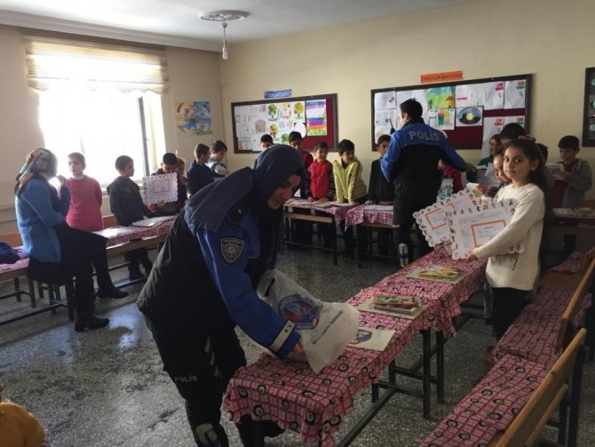Bitlis polisi, öğrencilerin karne heyecanına ortak oldu