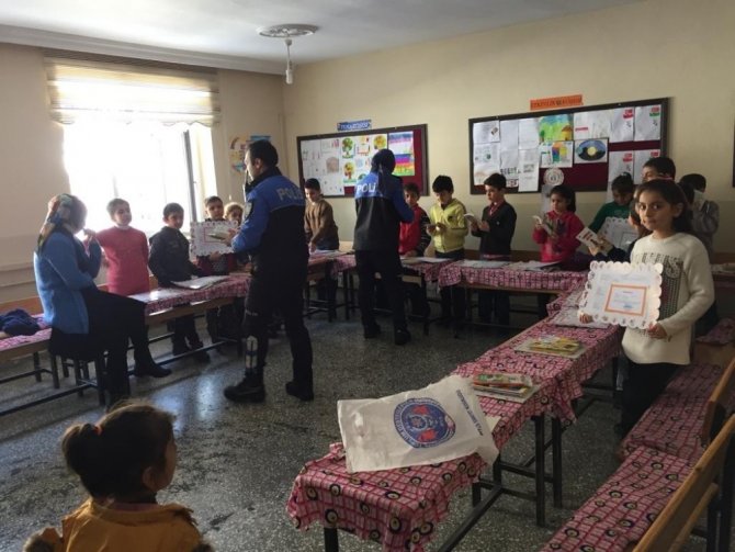 Bitlis polisi, öğrencilerin karne heyecanına ortak oldu