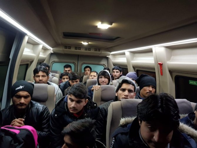 Tekirdağ’da 2 minibüs dolusu kaçak göçmen yakalandı