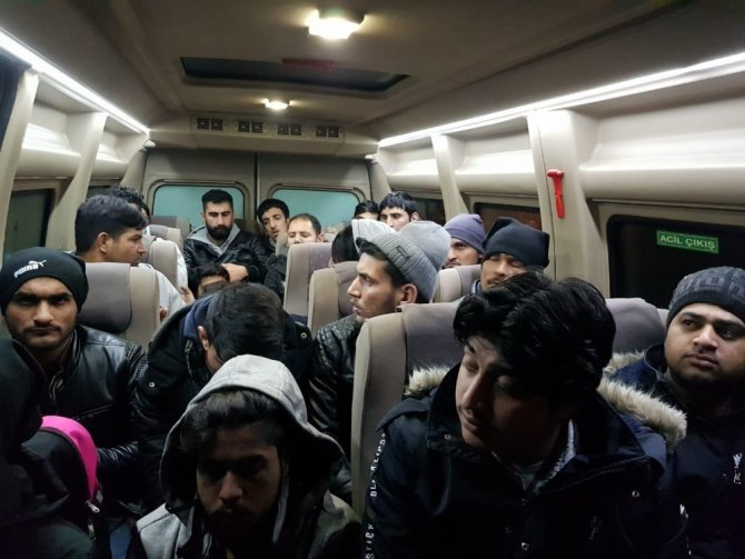 Tekirdağ’da 2 minibüs dolusu kaçak göçmen yakalandı