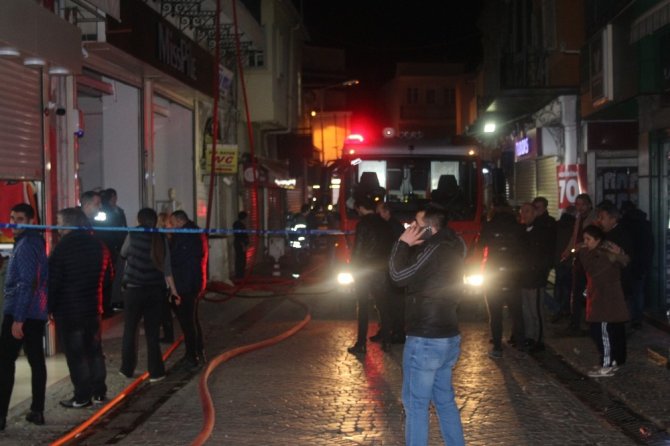 İzmir Kemeraltı’nda çıkan yangın paniğe neden oldu