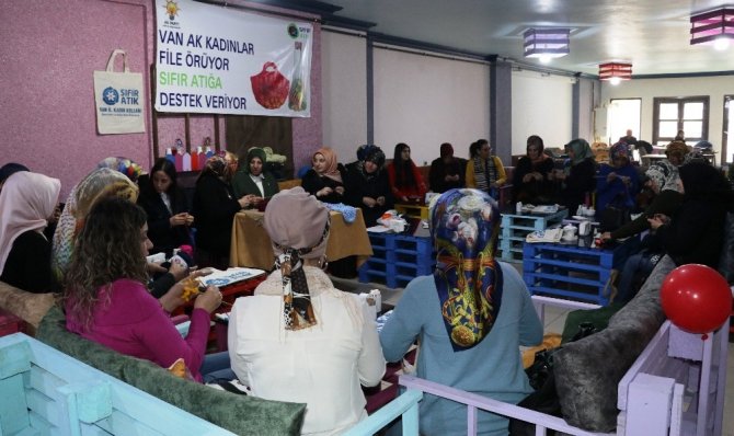 AK Parti’li kadınlar, temiz bir çevre için file ördüler
