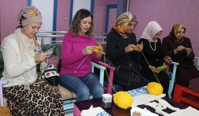 AK Parti’li kadınlar, temiz bir çevre için file ördüler