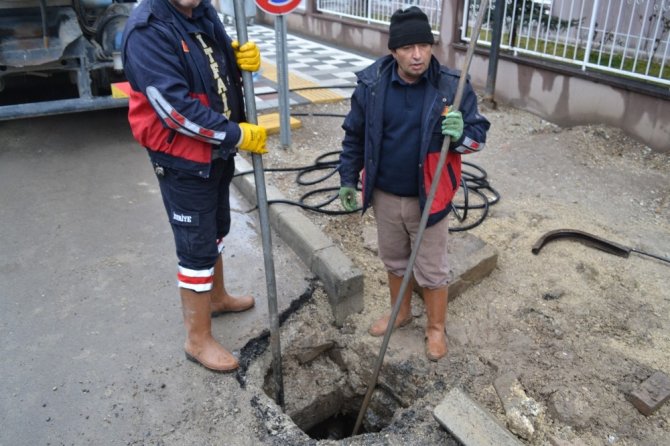 Şuhut Belediyesi kanalizasyon temizleme çalışmalarına başladı