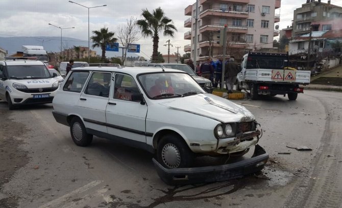 Milas’ta ışık ihlali yapan otomobil kaza yaptı; 1 yaralı