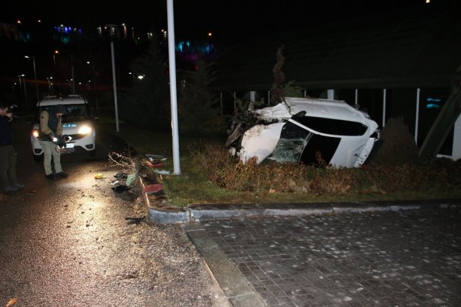 Ankara’da araç kontrolünü kaybeden bayan sürücüsü 20 mt uçtu