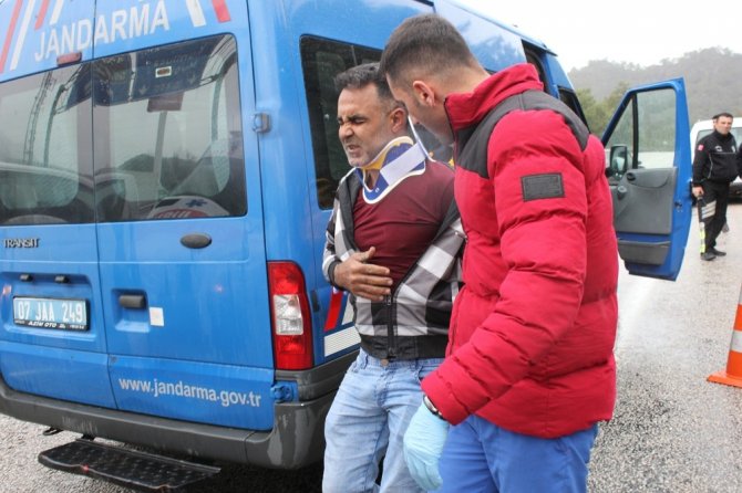 Antalya’da minibüsün çarptığı halk midibüsü devrildi: 7 yaralı