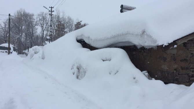 Karlıova’da kar tepeleri, evlerin boyuna ulaştı