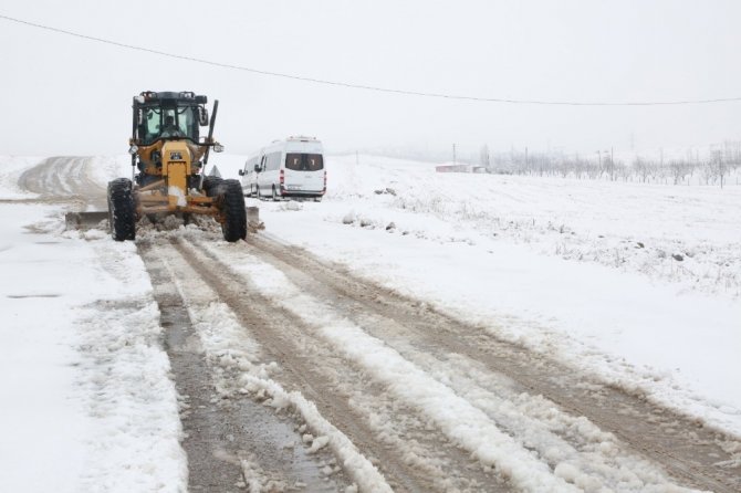 Elazığ’da kar nedeniyle 98 köy yolu ulaşıma kapalı