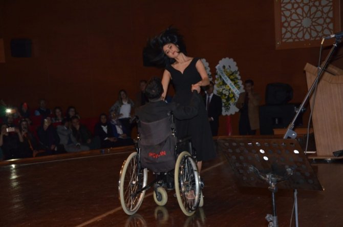 Tekerlekli sandalyede tango beğeni topladı