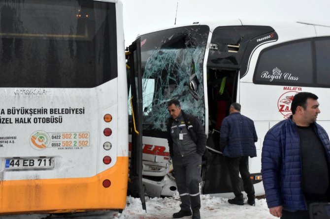 Malatya’daki feci kazada 1 ölü, 17 yaralı