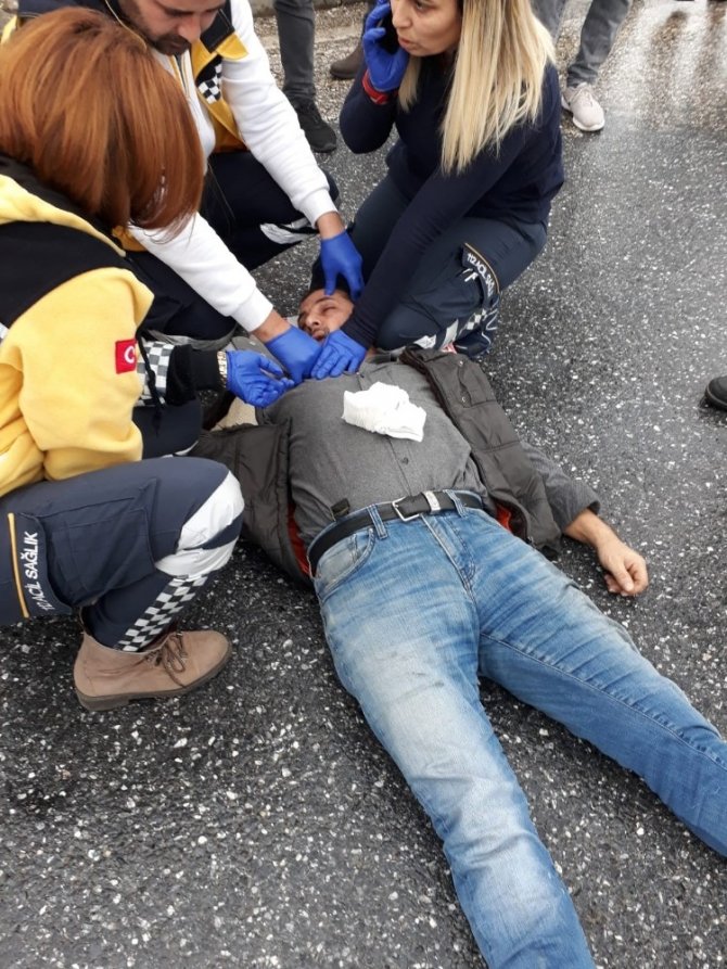 Manavgat’ta otomobilin çarptığı motosiklet sürücüsü yaralandı