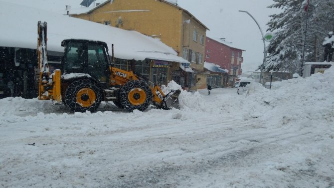 Tunceli’de kar yağışı ve tipi 104 köy yolunu ulaşıma kapattı