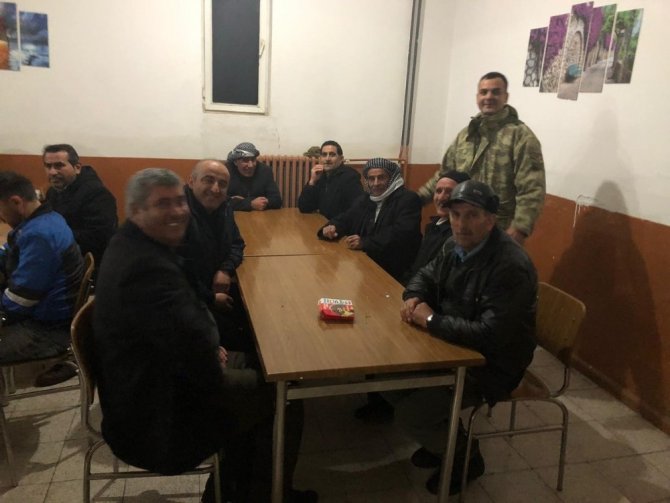 Hakkari’de tipi yüzünden mahsur kalan vatandaşları Mehmetçik misafir etti