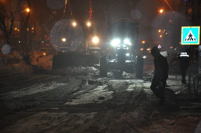 Yüksekova’da kar temizleme çalışmaları aralıksız sürüyor