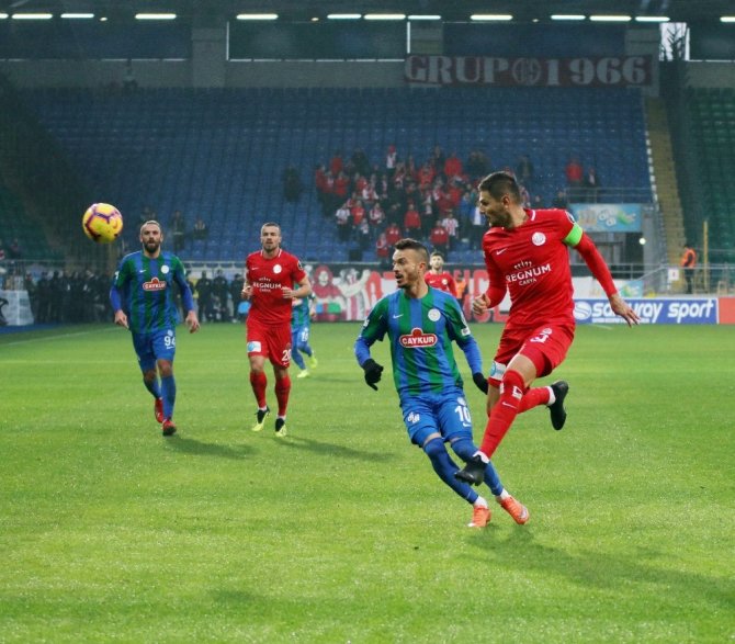 Spor Toto Süper Lig: Çaykur Rizespor: 1 - Antalyaspor: 0 (İlk yarı)