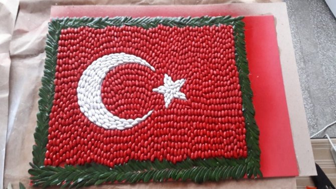 Zeytin çekirdeklerinden Türk bayrağı tasarladılar