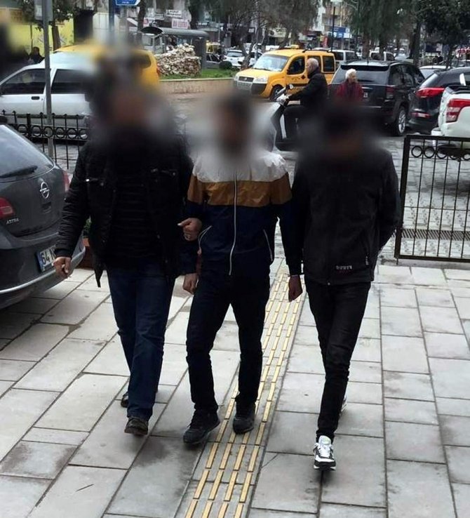 Kuşadası’nda 4 adet tablet çalan 2 şüpheli tutuklandı