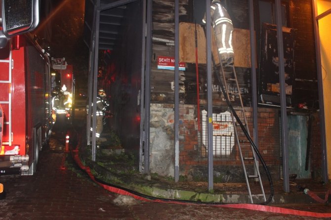 Beşiktaş’ta kullanılmayan binada yangın korku yaşattı
