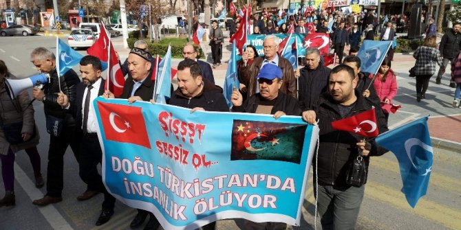 Doğu Türkistan’daki zulmü sessiz yürüyüşle protesto ettiler