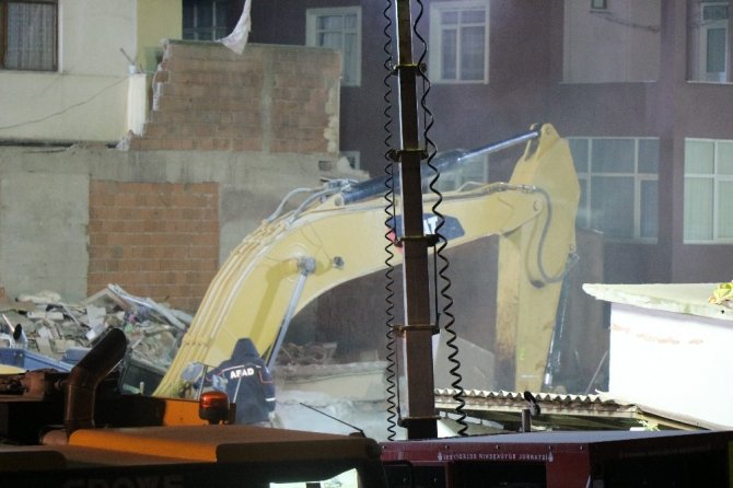 Kartal’da çöken binada enkaz kaldırma çalışmaları sürüyor