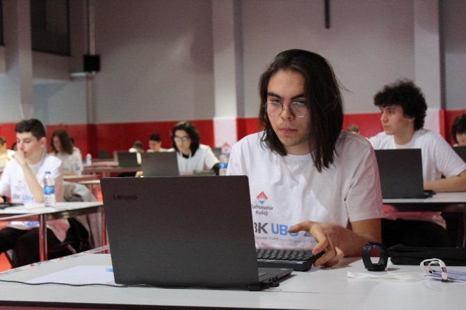 Liseliler “Ulusal Bilgisayar Olimpiyatı’nda kıyasıya mücadele etti