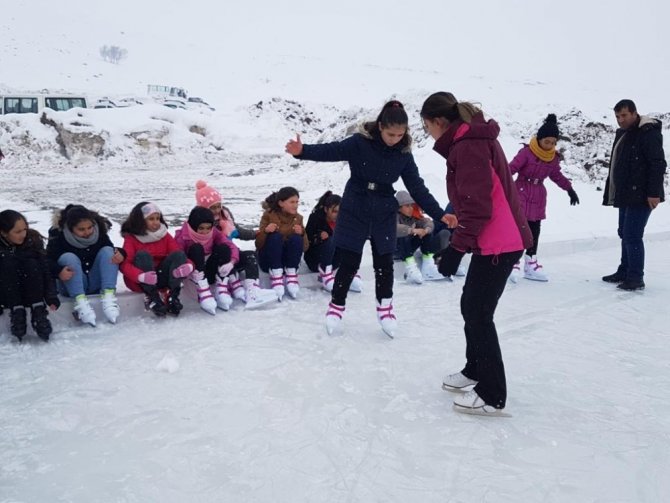 Çaldıranlı çocuklar buz pateni öğreniyor