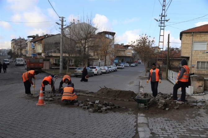 Nevşehir Belediyesi ekipleri yol bakım ve tamir çalışmalarını sürdürüyor