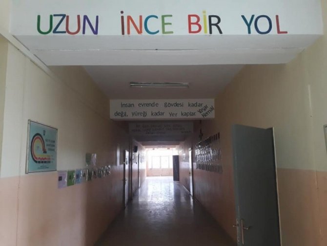 Okul koridoru ’Edebiyat Sokağı’na dönüştü