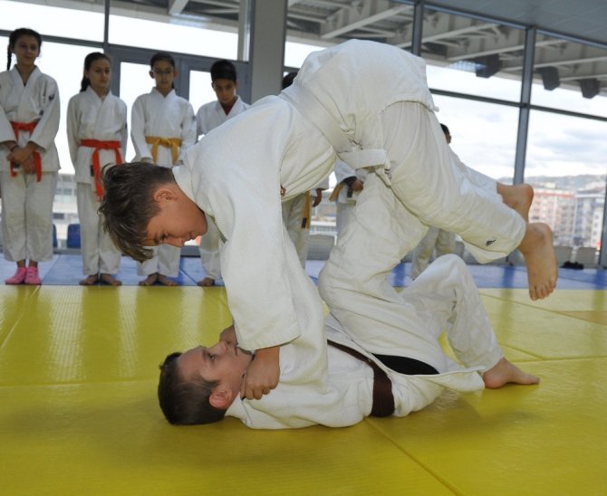 Trabzon’da açılan judo kurslarına ilgi sürekli artıyor