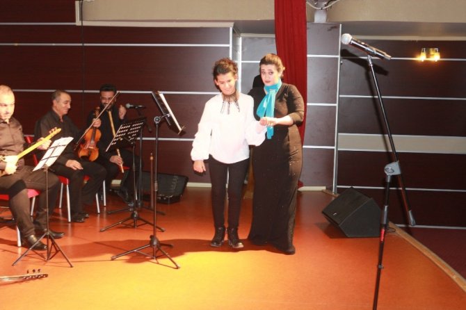 Görme engelli kızın konserde söylediği türkü herkesi adeta büyüledi