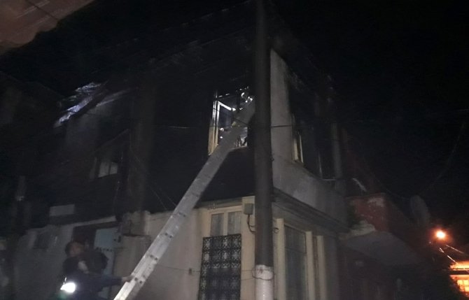 Marmara’da ahşap bina yandı