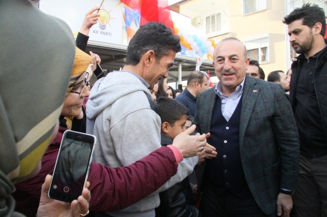 Bakan Çavuşoğlu: "Tüm dünyada FETÖ’cü hainlerin ensesindeyiz"