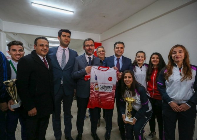 Bakan Kasapoğlu Avrupa Şampiyonlarını kutladı