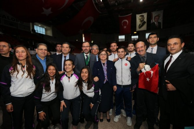 Bakan Kasapoğlu Avrupa Şampiyonlarını kutladı