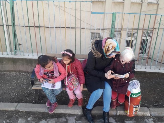 Ergani’de ‘Çocuğumu beklerken kitabımı okuyorum’ projesi
